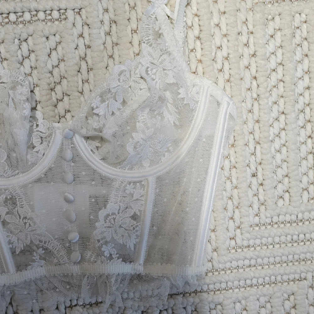 Elegant Lace Bustier in White - Picture 3 of 8